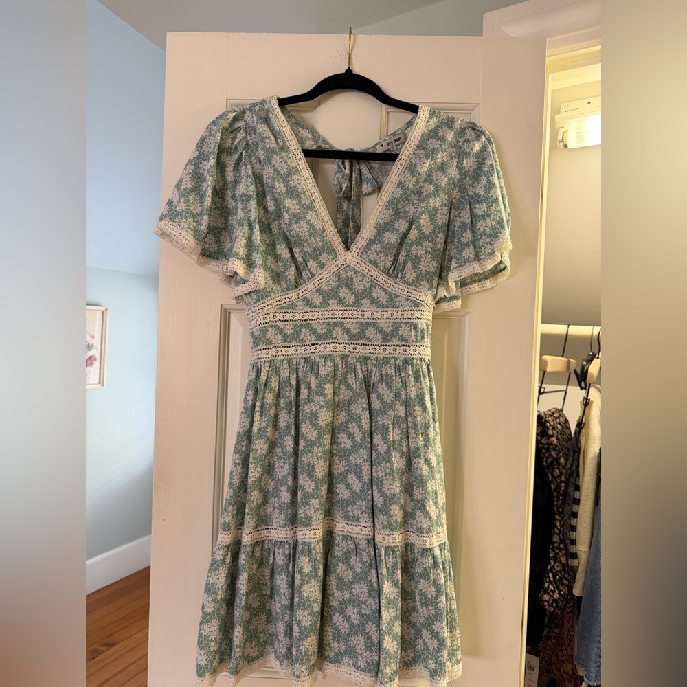 Chic Floral Midi Dress with Lace Accents